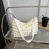 Bolso de hombro tipo cubo para ir al trabajo de gran capacidad con diseño de pliegues de nicho versátil, nuevo 2023, rombos, burbujas de nube, para mujer