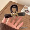 Elegante pinza de garra floral para peinado semi-recogido, nuevo modelo 2026 para mujer, pinza de tiburón de tamaño mediano para la parte trasera de la cabeza, accesorio para el cabello