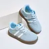 Zapatos para Niña 2026 Primavera y Otoño Nuevo Estilo Zapatos de Entrenamiento Alemanes para Niños Suela Suave Antideslizantes Zapatos de Tabla para Niña Pequeña Zapatos Deportivos para Estudiante