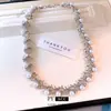 Ramas Plateadas y PerlasAretes y collar geométricos con forma de rama incrustados de diamantes, un accesorio de joyería lujoso y de alta gama para mujer