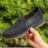 Sapatos de Tecido Old Beijing Masculinos Sapatos Casuais de Verão Vazados Respiráveis Sapatos para Homens de Meia-Idade e Idosos Slip-On de Malha