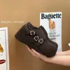 Mollykiki Estilo Coreano Retro Lana Punta Redonda Correa con Hebilla Invierno 2025 Nuevos Zapatos Birkenstock Slip-On