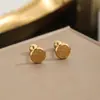 Brincos de parafuso fuzi retro dourados brincos dourados de nicho para meninas aço titânio fuzi de alto senso brincos pequenos atacado
