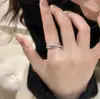 Anel de Diamantes de Três Círculos Cruzados de Luxo Leve e Elegante Design de Nicho Moderno e Personalizado Anel Aberto para Dedo Indicador Feminino