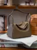 Bolsa Lindie Feita de Couro Bovino de Camada Superior com Textura Granulada, Bolsa Almofada de 30cm, Bolsa de Ombro e Transversal, Bolsa Versátil de Couro Genuíno de Grande Capacidade