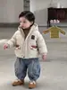 Conjunto de Roupas de Algodão para Bebê Menino Inverno 2026 Novo Estiloso Base Listrada Tendência Jeans Cargo Denim Conjunto de Três Peças