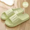 Sandalias Estampadas de Dibujos Animados para Mujer Verano Hogar Interior Antideslizantes Pareja Hogar Suela Suave Chanclas de Eva para Hombre Venta al por Mayor