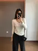 Camiseta básica de manga longa com decote V, caimento justo e versátil, feita de uma mistura de acetato, Tencel e lã de luxo leve, perfeita para outono e inverno.