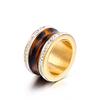 Anillo de moda de acero de titanio europeo y americano con atmósfera exagerada para hombres y mujeres, concha de plástico, anillo de acero inoxidable con diamantes