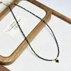 Collar de Acero de Titanio Espinela Negra para Mujer Cadena de Clavícula con Perlas de Cristal Diseño de Nicho Simple Versátil Cadena para Suéter Mujer