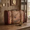 Maleta de madera vintage estilo europeo con acabado de cuero envejecido, utilizada como caja de almacenamiento, un accesorio para juegos de escape room, o una caja de exhibición para escaparates