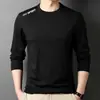 Camiseta masculina de manga comprida, adequada para primavera e outono, corte solto, gola redonda, camada interna fina, base elástica, versátil e moderna