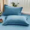 Um par de fronhas de algodão lavado, cada uma medindo 48 cm x 74 cm, adequado para camas de solteiro ou casal, em cores sólidas
