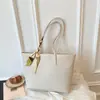 Bolsa Tote Simples de Grande Capacidade para Comércio Exterior Novo Modelo 2026 com Decoração de Lenço de Seda com Padrão de Lichia Bolsa de Ombro Portátil Laço