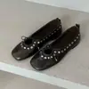 Versión de piel de vaca - estilo retro, nicho, punta cuadrada, adornada con remaches, con cordones, zapatos planos Mary Jane bajos, nuevos zapatos versátiles para mujer