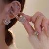 Aretes Elegantes y Lujosos Calados con un Diseño Único, Llenos de Diamantes, Perfectos para un Banquete