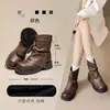 Botas Martin de sola grossa femininas, nova coleção de outono 2026, estilo de bota única, botins estilo britânico, botas quentes forradas com fleece para o inverno e botins curtos com design de babados