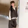 Conjunto Infantil 2026 Novo Primavera e Outono Colete Vintage com Blusa de Renda com Capuz e Calça de Pernas Largas Lindo Conjunto de Três Peças