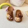Sandalias cómodas de estilo slip-on con temática de gato de dibujos animados para niños pequeños y niños pequeños, nuevo estilo 2026, calzado de exterior estilo Birkenstock, sandalias de media pantufla antideslizantes para niñas