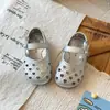 Zapatos perforados calados de verano nuevos para niñas, zapatos de princesa versátiles y a la moda, suela suave, zapatos para niños pequeños, sandalias para niños