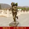 Escultura de bombeiro em imitação de cobre de PRFV Escultura temática de grande incêndio figura de bombeiro combatendo o fogo Decoração de parque