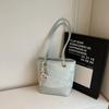 Bolso de Mano Pequeño con Bloques de Color en Relieve de Moda Transfronterizo para Mujer 2026 Nuevo Bolso de Hombro Versátil para el Trabajo Bolso Cubo de Primavera