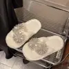 Nuevas pantuflas de algodón con tira cruzada para mujer 2026, pantuflas de moda con una tira de pedrería para el hogar en otoño e invierno