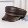 Exclusividad transfronteriza: Gorra de ala corta de cuero suave estilo retro británico con hebilla de cinturón de tapa plana para mujer, nueva moda otoño/invierno que hace que la cara se vea más pequeña, gorra de pico de pato