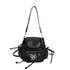 Bolso de mano de diseño de nicho de alta gama conveniente para salir, mochila versátil para el trabajo, nueva moda primavera 2026