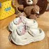 Tamancos de desenho animado da Hello Kitty para mulheres, chinelos fofos de verão para praia, fechados na frente, antiderrapantes, com aumento de altura, de sola grossa para uso ao ar livre
