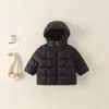 Tops de color liso de moda para niños y niñas, abrigo cálido de algodón engrosado de longitud media con capucha, estilo nuevo de invierno 2026 para niñas