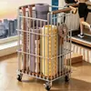 Estante de almacenamiento para equipos de deportes y fitness, cesta de almacenamiento para tapetes de yoga domésticos, cesta de almacenamiento móvil para mancuernas, raquetas y baloncesto