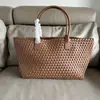2025 Nova Bolsa de Mão/Ombro Trançada Tendência, Luxo Leve, Simples, Cesta de Legumes de Grande Capacidade, Bolsa Tote de Grande Capacidade