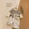Conjunto de camiseta listrada para meninos 2026 outono novo estilo coreano camiseta falsa de duas peças com calça de trabalho de perna larga conjunto estiloso de duas peças