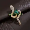 Broche Serie Zodíaco Año de la Serpiente Personalizado Versátil Alfiler para Vestido de Serpiente Aleación Incrustado con Diamantes Serpiente de Bambú Verde Corsage para Vestido de Serpiente