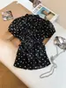 Toma real: Blusa de gasa vintage negra con lunares y manga corta para mujer, top de encaje con volantes de nicho para ceñir la cintura en verano