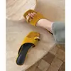 Primeiro encontro com design de nicho: sandálias de verão amarelas deslumbrantes em couro legítimo, com bico quadrado e presilhas para os dedos, perfeitas para combinar com saias e adequadas para uso ao ar livre