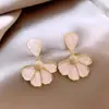 Pendientes de flor de concha para mujer, elegantes y únicos, de nicho, ligeros, de lujo, de alta gama, de moda, 2024, nuevas explosiones