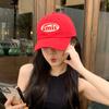 Gorra de béisbol roja de Corea del Sur para mujer, gorra informal de primavera y verano con pegatina, gorra de cabeza grande y parte superior suave que combina con todo, gorra para hombre