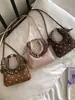 Bolso pequeño mini de estilo coreano con estampado floral borde de volantes a cuadros para niños bolso de mano para niña se puede llevar cruzado un solo hombro agujero para auriculares sobre rojo