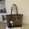 Bolso de Hombro Único con Empalme de Gran Capacidad y Color Contrastante Bolso Tote para Viajes Cotidianos Bolso de Mano de Moda Nuevo Otoño 2025 para Mujer