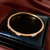 Pulseira Quadrada com Fivela de Zircônia Banhada a Ouro Real 18K Exquisite Fashionable Corrente de Mão Luxo Leve Toque de Alta Qualidade Joia de Mão Retrô para Mulheres