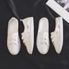 Sapatos Baixos de Couro Pequenos Femininos Verão 2020 Novo Estilo Margarida Pequena Slip-on Sem Salto Preguiçoso Meio-Ponta Versátil Sapatos Brancos Pequenos
