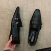 Primeiro Encontro com o Estilo Artístico Old Money: Mocassins da Moda para Mulheres, com Bico Quadrado, Fivela e Design Esculpido em Couro