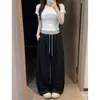 Foto real do novo estilo de outono de 2026 para mulheres, calça pantalona com cós em blocos, cordão e corte casual amplo em tecido air-layer