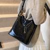 Bolsa Tote Grande Capacidade para Mulheres 2026 Nova Tendência Outono e Inverno Bolsa Tote Saco de Balde Bolsa para Comuteiro de Ombro Único Transversal