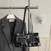 Bolso pequeño cuadrado popular de estilo japonés y coreano para mujer de este año, nuevo lanzamiento verano 2026, bolso de hombro único con remaches y correa de cuero, bolso para el antebrazo para ir al trabajo