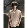 Camisa Polo de Malha Manga Curta Gola V Falsa Duas Peças Estilo Americano para Homens, Estilo Old Money de Verão, Caimento Normal nos Ombros, Camiseta de Manga Meia-Manga com Toque de Luxo