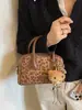 Bolso de mano cuadrado pequeño, moderno y único, estilo coreano, un bolso cruzado moderno y chic para mujer, nueva colección de otoño 2026, un bolso tipo bowling personalizado