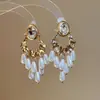 Brincos Vintage de Agulha Prateada com Pérolas Ovais Cravejadas de Diamantes, Brincos Elegantes de Estilo Retrô com um Toque de Luxo
